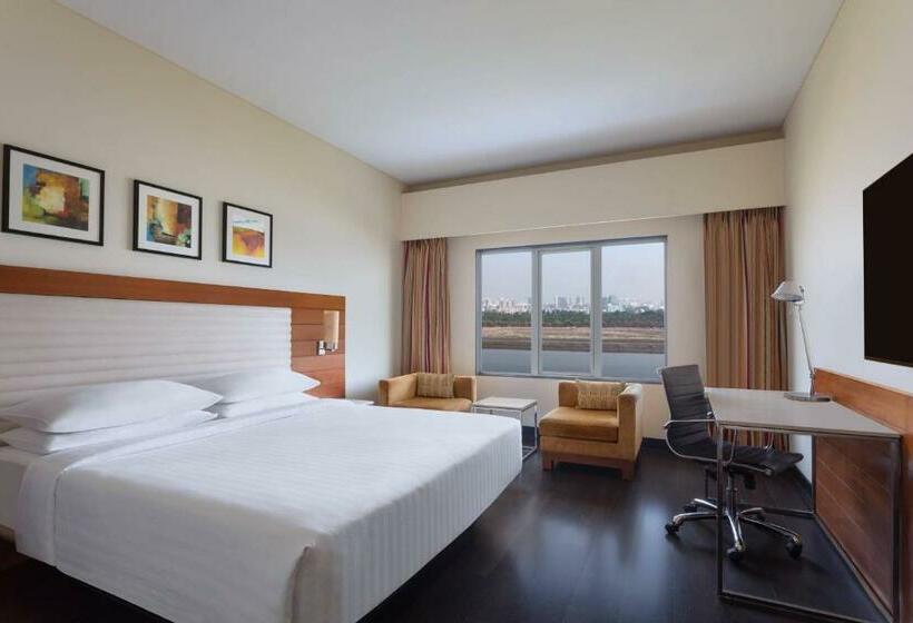 带大床的经典房间, Surat Marriott