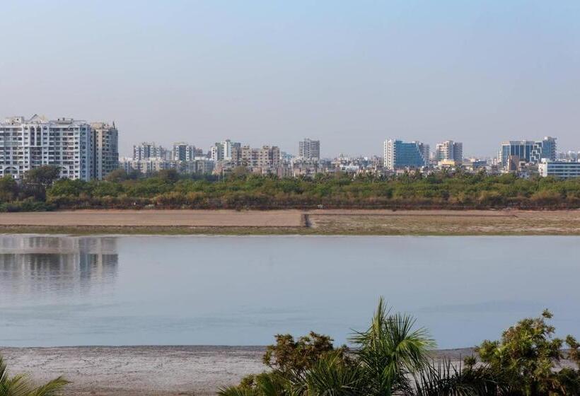 Номер Executive Кровать Кинг, Surat Marriott