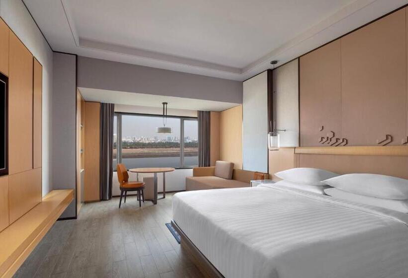 带大床的行政房间, Surat Marriott