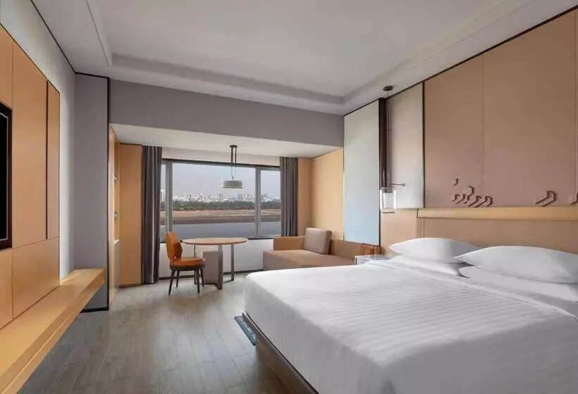 キングサイズベッドのエクゼクティブルーム, Surat Marriott