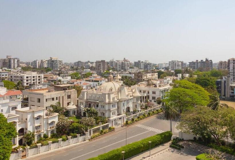 Номер Deluxe Кровать Кинг Вид на Город, Surat Marriott