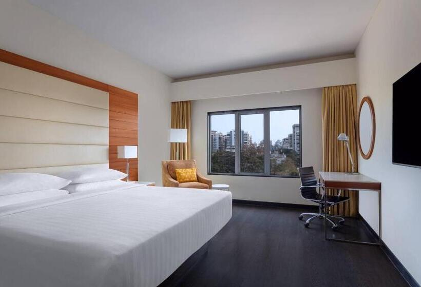 带城市景观和大床的豪华房间, Surat Marriott