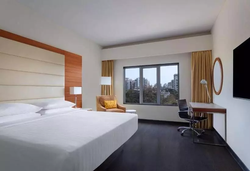 キングサイズベッド、シティビューデラックスルーム, Surat Marriott