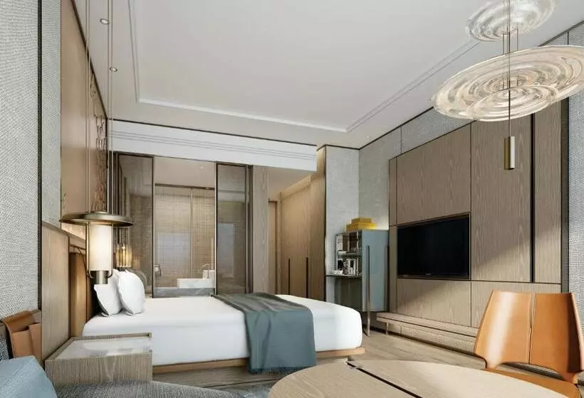 キングサイズベッド、シティビューデラックスルーム, Surat Marriott