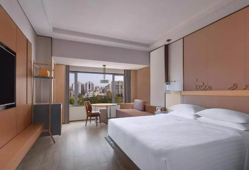 キングサイズベッドのスタンダードルーム, Surat Marriott
