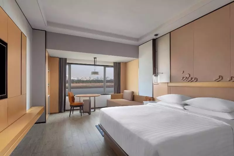 キングサイズベッド、シティビューデラックスルーム, Surat Marriott