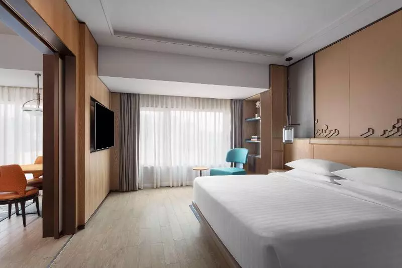 キングサイズベッド、シティビューデラックスルーム, Surat Marriott