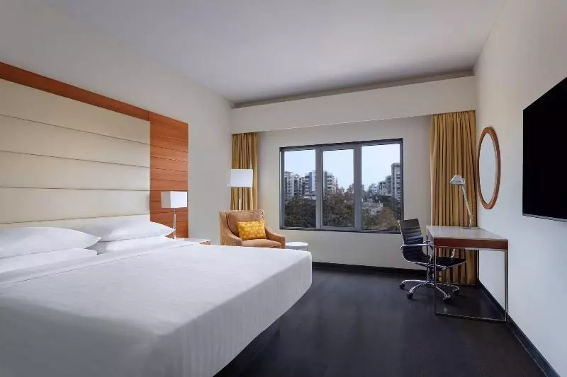 キングサイズベッド、シティビューデラックスルーム, Surat Marriott