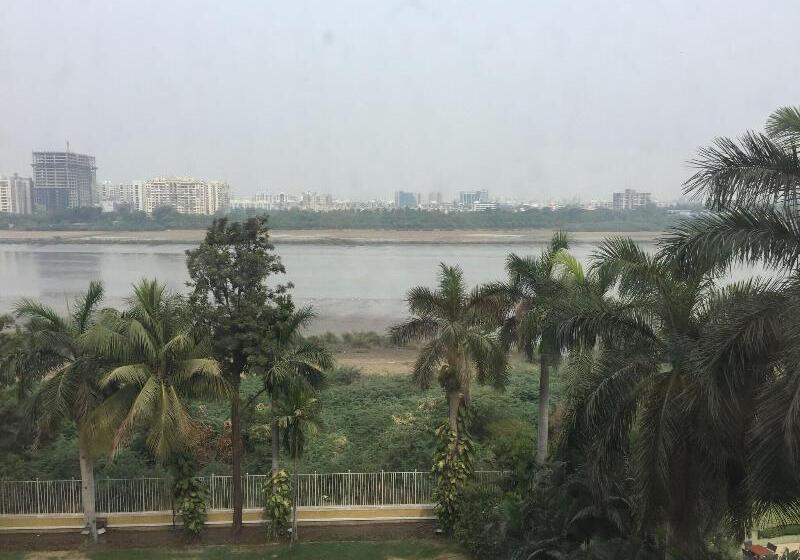 Номер Премиум, Surat Marriott