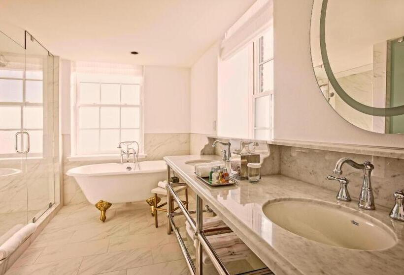 سوئیت با تخت بزرگ, The Historic Cavalier Hotel And Beach Club Autograph Collection