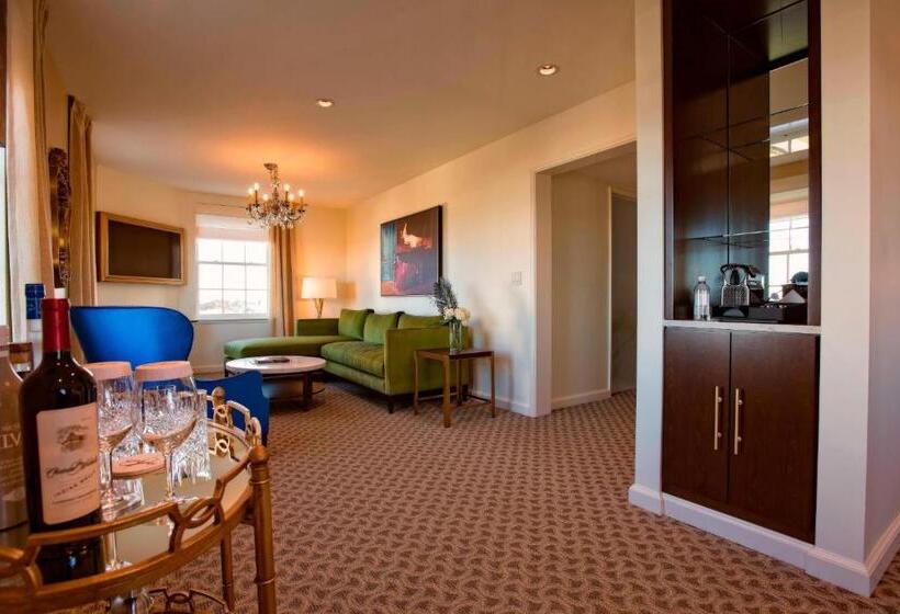 سوئیت با تخت بزرگ, The Historic Cavalier Hotel And Beach Club Autograph Collection