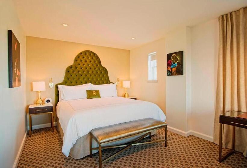 سوئیت با تخت بزرگ, The Historic Cavalier Hotel And Beach Club Autograph Collection