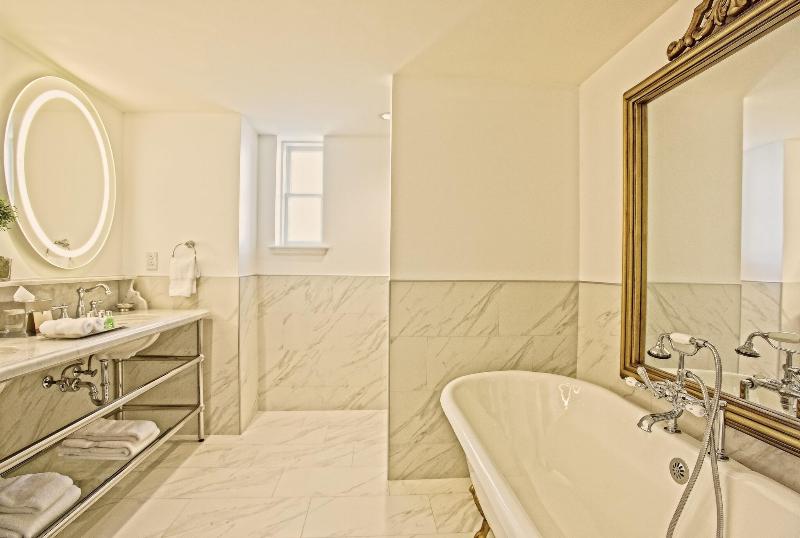 سوئیت با تخت بزرگ, The Historic Cavalier Hotel And Beach Club Autograph Collection