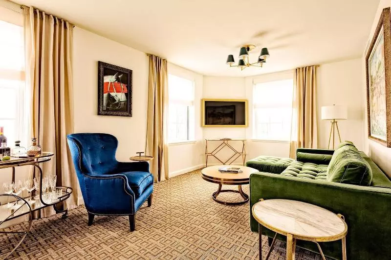 キングサイズベッドのスイートルーム, The Historic Cavalier Hotel And Beach Club Autograph Collection