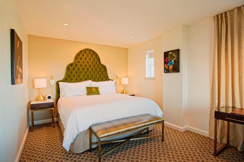 سوئیت با تخت بزرگ, The Historic Cavalier Hotel And Beach Club Autograph Collection