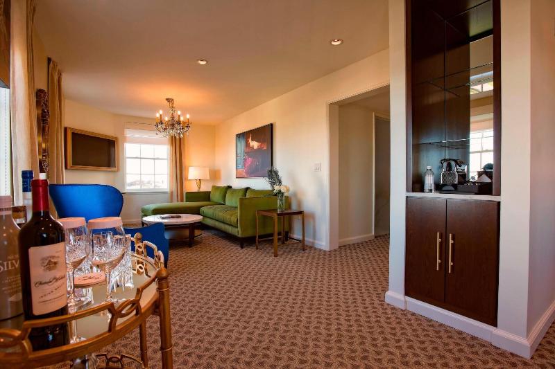 سوئیت با تخت بزرگ, The Historic Cavalier Hotel And Beach Club Autograph Collection