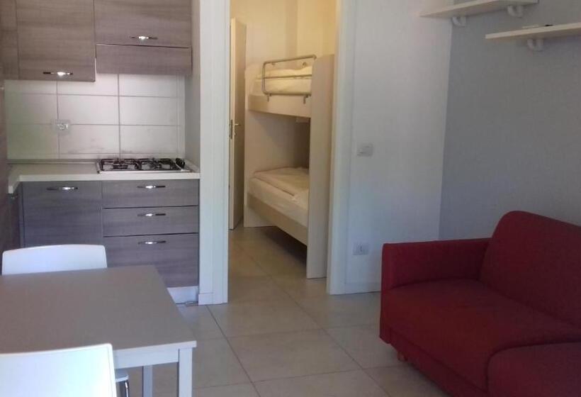 带1个卧室带泳池的公寓, Villaggio Turistico Lugana Marina