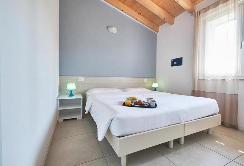 带1个卧室带泳池的公寓, Villaggio Turistico Lugana Marina