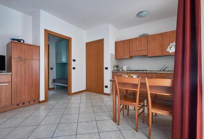 带1个卧室带泳池的公寓, Villaggio Turistico Lugana Marina