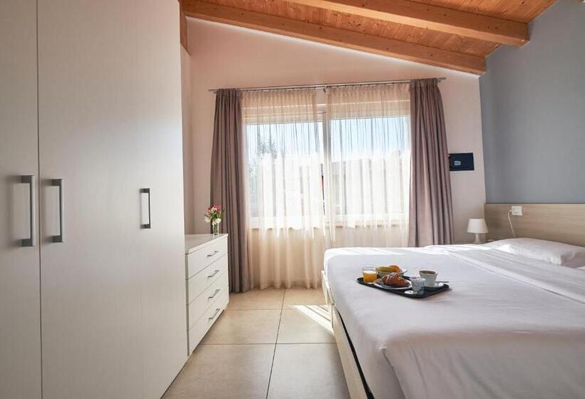 带1个卧室带泳池的公寓, Villaggio Turistico Lugana Marina