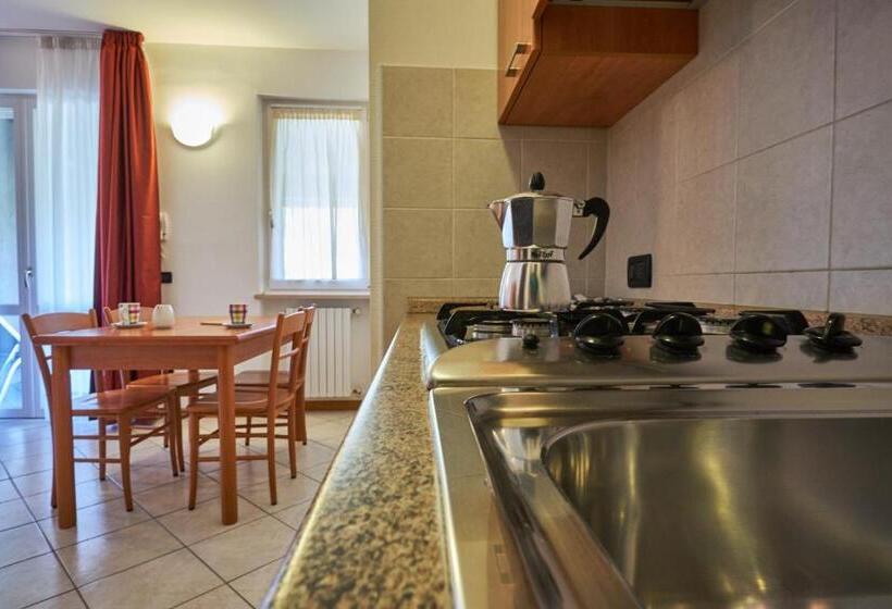 带1个卧室带泳池的公寓, Villaggio Turistico Lugana Marina