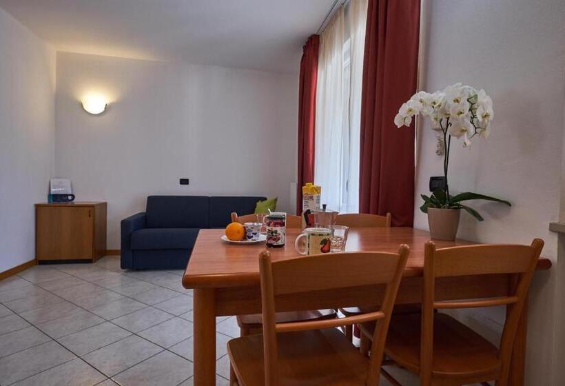 带1个卧室带泳池的公寓, Villaggio Turistico Lugana Marina