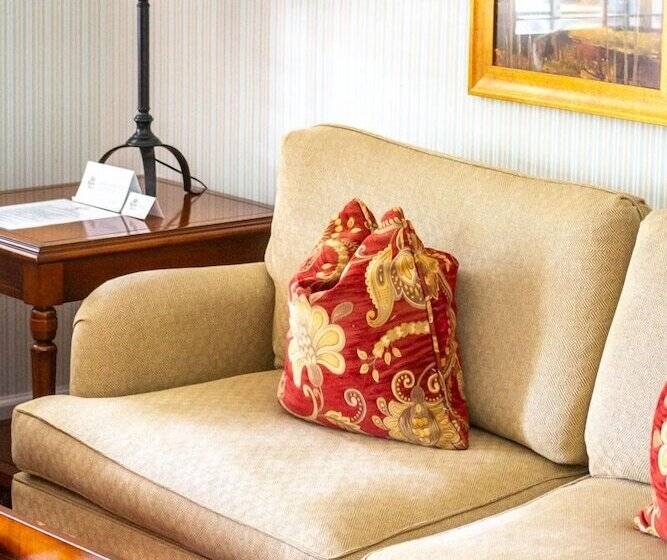 Люкс, Wayside Inn