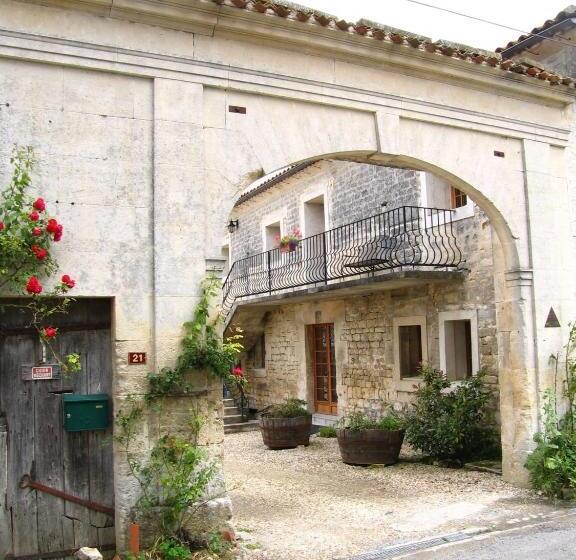 ファミリールーム, La Cour Des Cloches