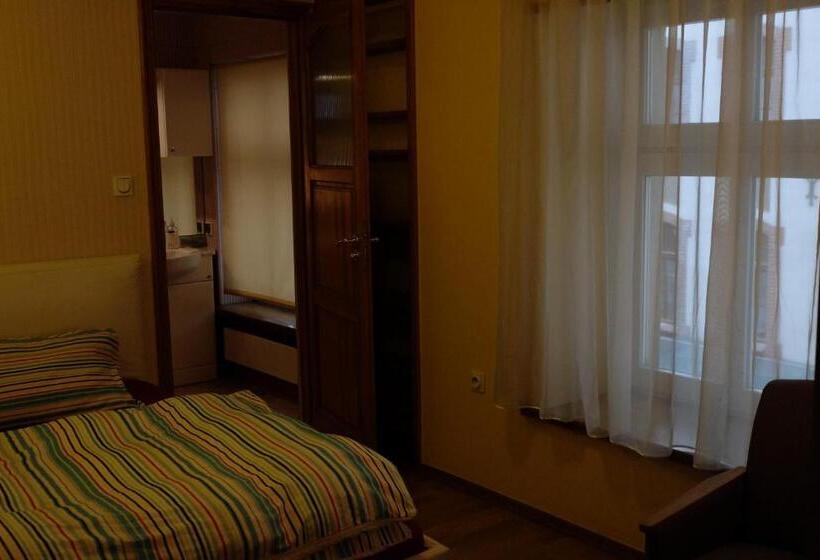 Quarto Economy, Academus Pub & Guest House