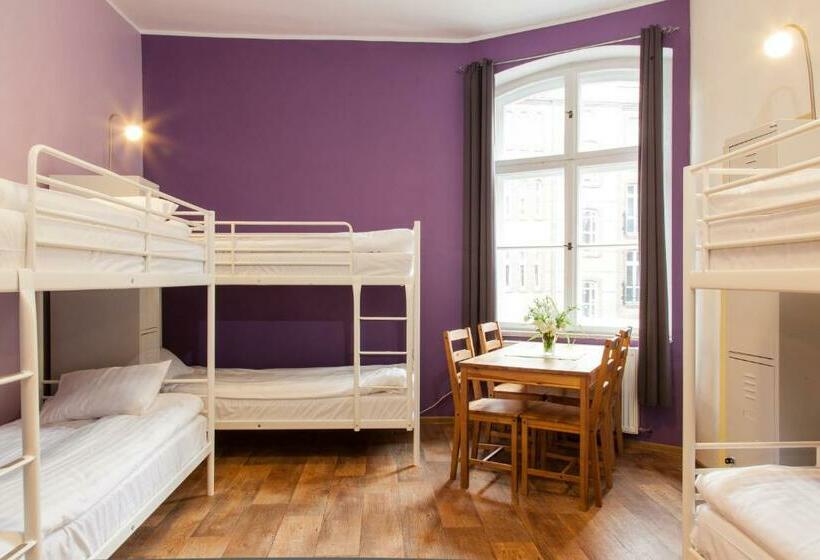 共用房间的床, Blooms Boutique Hostel