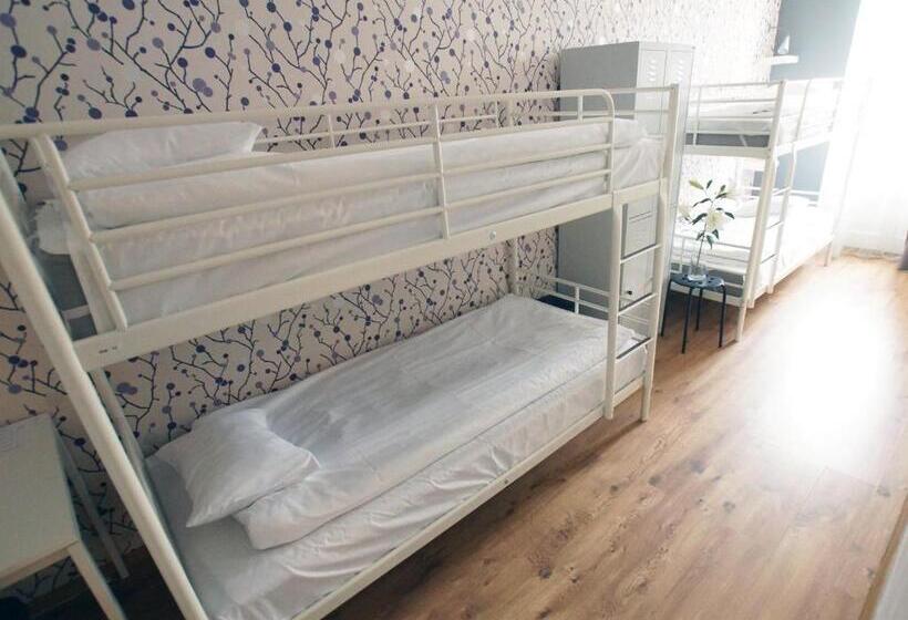 共用房间的床, Blooms Boutique Hostel