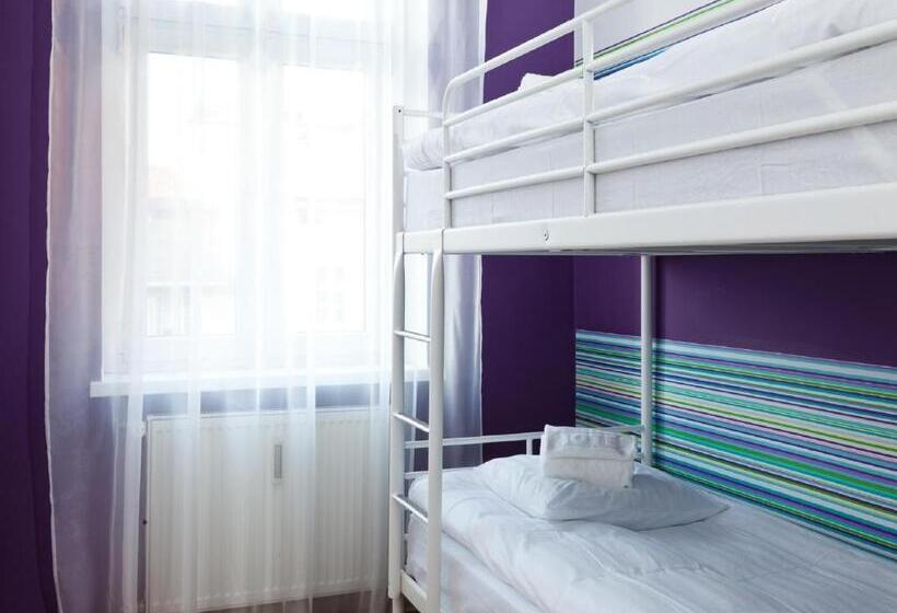 共用房间的床, Blooms Boutique Hostel