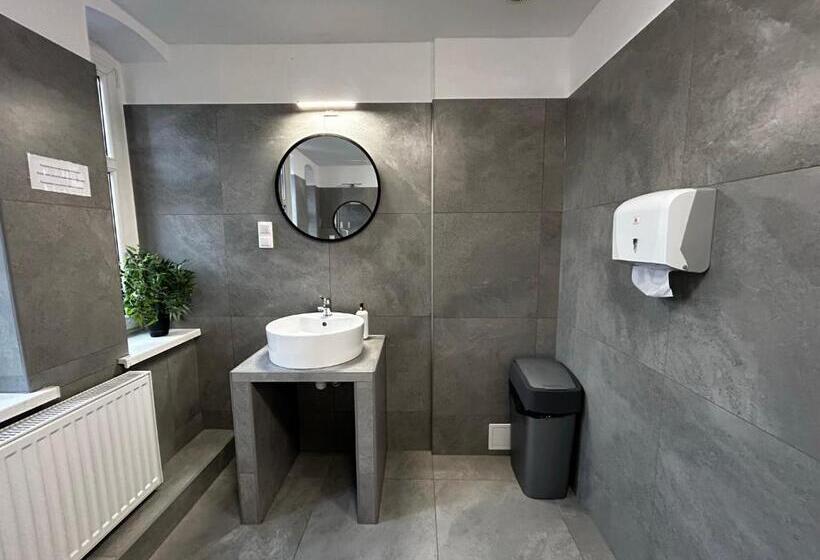 带共用浴室的标准房间, Blooms Boutique Hostel