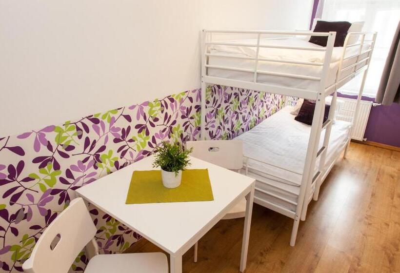 Номер Стандарт Совместная Ванная, Blooms Boutique Hostel