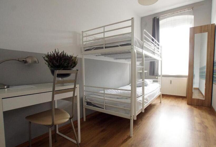 Кровать в Общей Комнате, Blooms Boutique Hostel