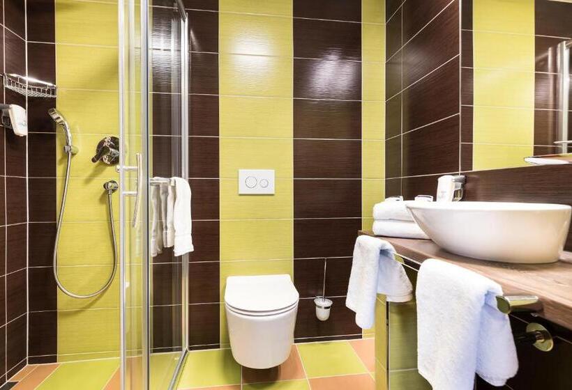 غرفة قياسية بلس, Atlantis