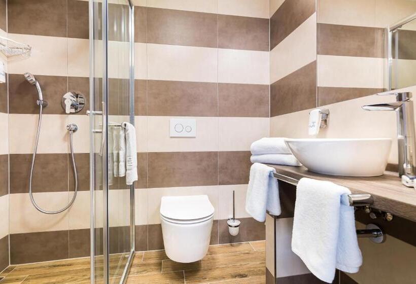 غرفة قياسية بلس, Atlantis