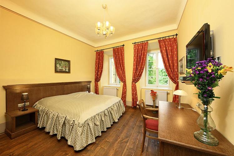 غرفة قياسية ذات إطلالة, Edward Kelly