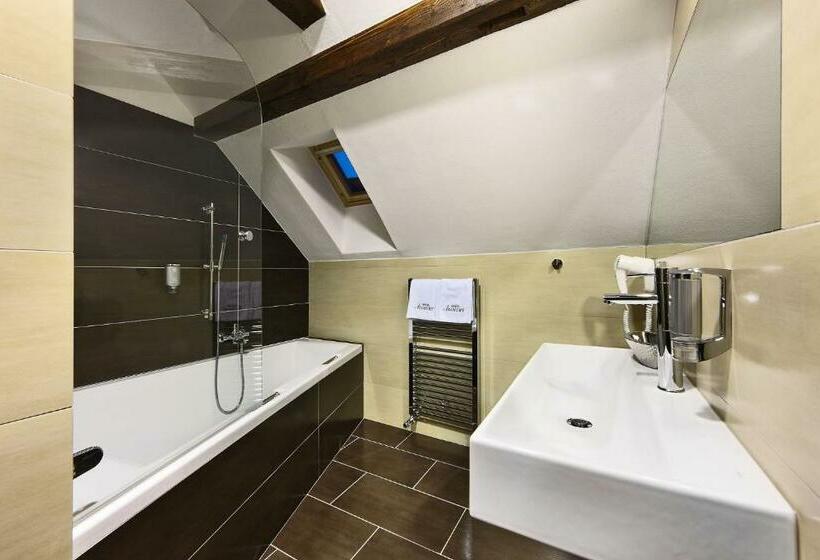 جناح, Edward Kelly