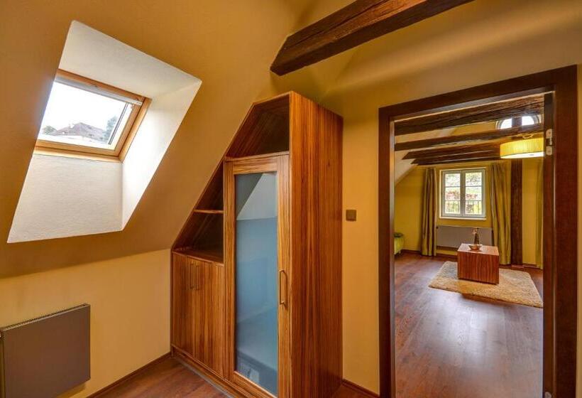 جناح ذو إطلالة, Edward Kelly