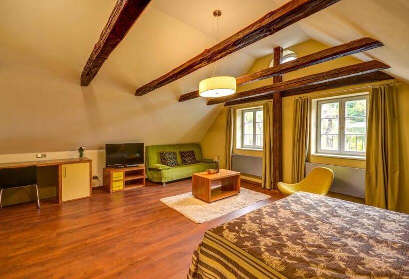 جناح ذو إطلالة, Edward Kelly