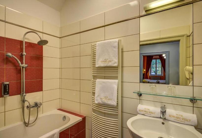 غرفة قياسية ذات إطلالة, Edward Kelly