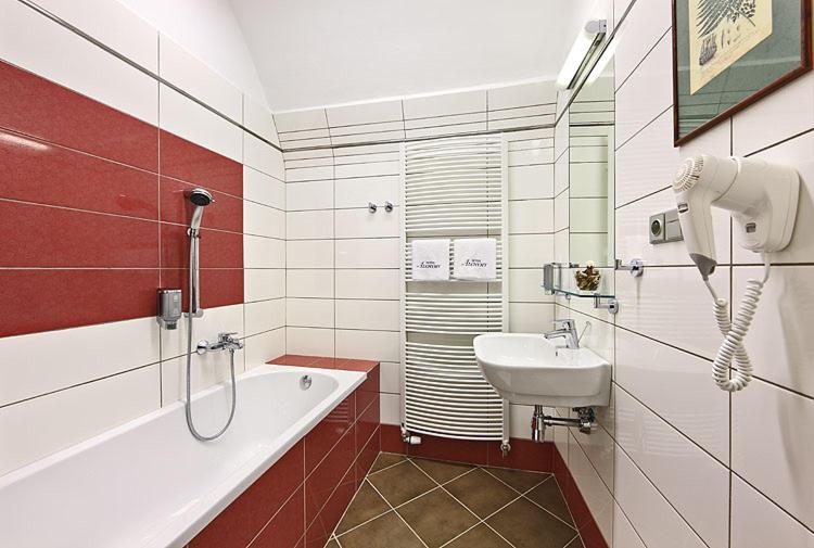 غرفة قياسية, Edward Kelly