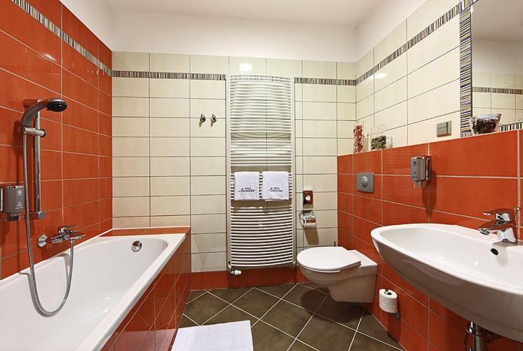 غرفة ديلوكس, Edward Kelly