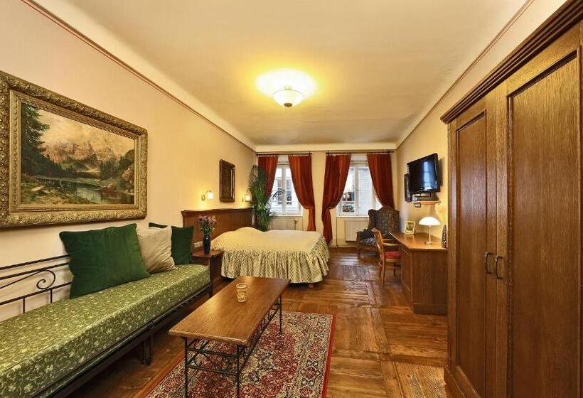 غرفة ديلوكس, Edward Kelly