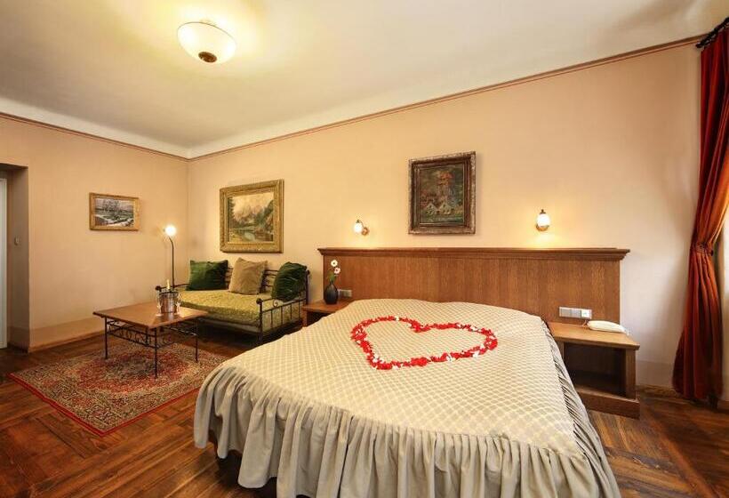 غرفة ديلوكس, Edward Kelly