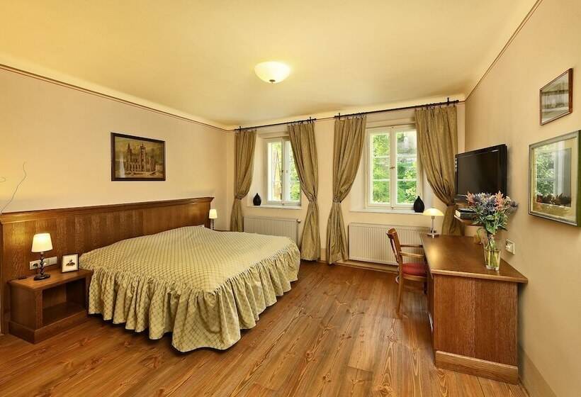 غرفة قياسية ذات إطلالة, Edward Kelly