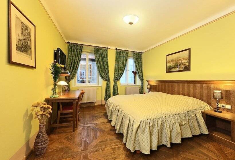 غرفة ديلوكس, Edward Kelly