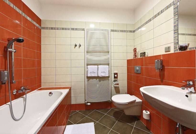 غرفة ديلوكس, Edward Kelly