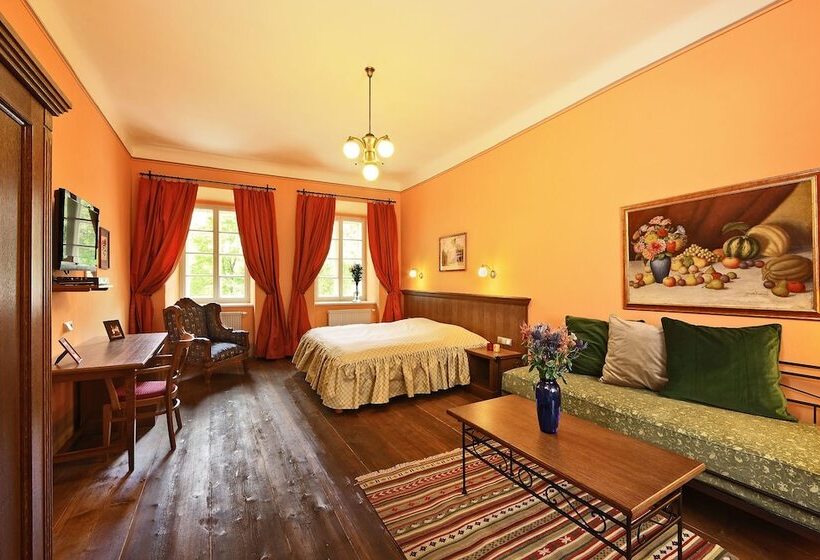 غرفة قياسية ذات إطلالة, Edward Kelly